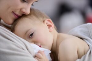 Read more about the article Feeding Your Baby: The Breast and the Formula Face-Off